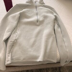 Lululemon men’s like new waffle knit half zip in size small color “vapor”